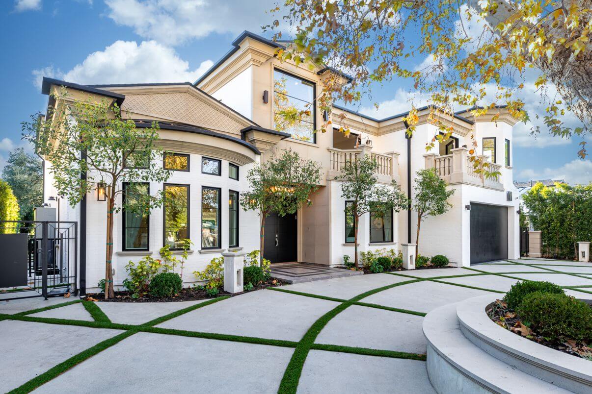 Biệt thự vườn 2 tầng 3000m2 phong cách tân cổ điển xanh mát sang trọng