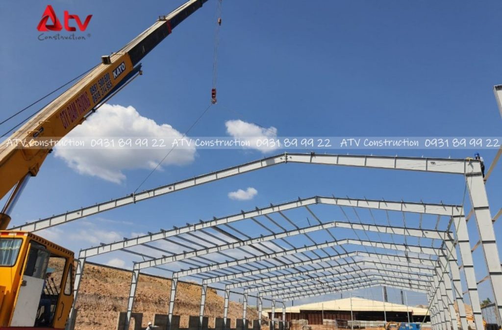 Nhà xưởng thép tiền chế được gia công sẵn tại nhà máy rồi vận chuyển đến công trường lắp ráp