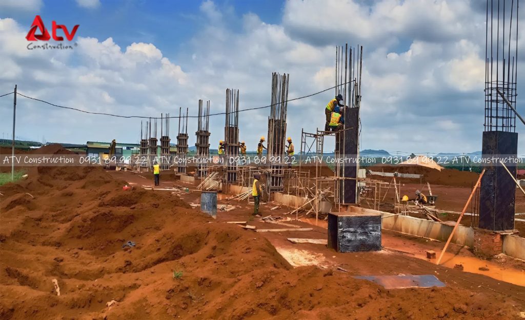 chuẩn bị móng làm nhà kho bằng tôn