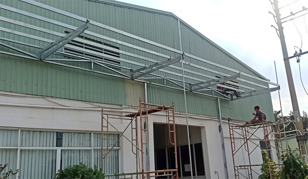 Khám phá công nghệ thi công làm nhà kho bằng tôn đạt chuẩn 2025