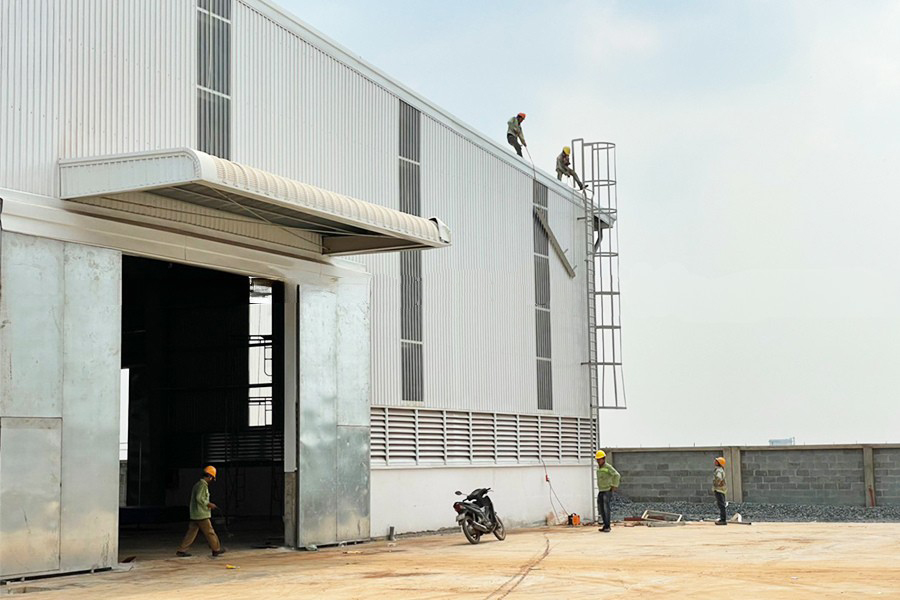 Nên chọn bê tông cốt thép hay thép tiền chế xây dựng nhà xưởng