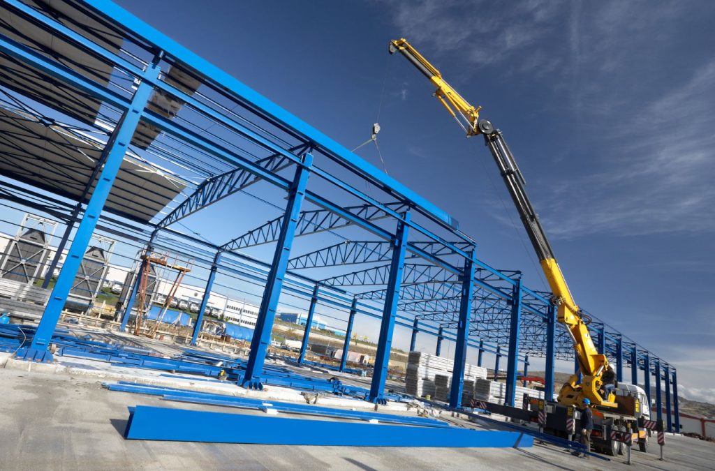 Doanh nghiệp cần gấp nên thuê, còn tầm nhìn dài hạn nên đầu tư xây mới