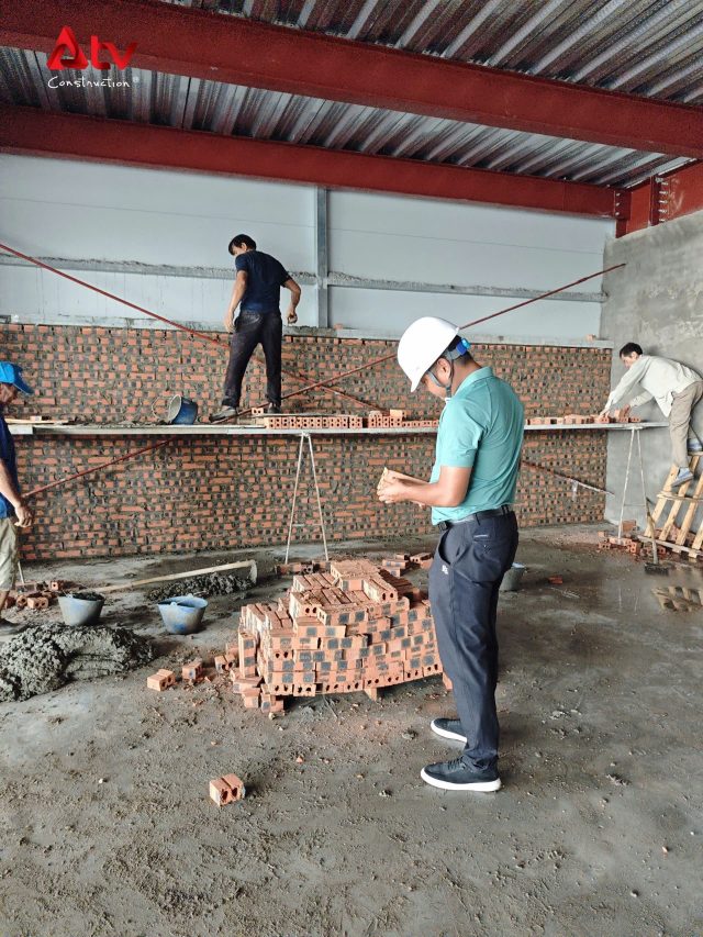Đội ngũ kỹ sư và kiến trúc sư khảo sát hiện trạng nhà xưởng DAFUME