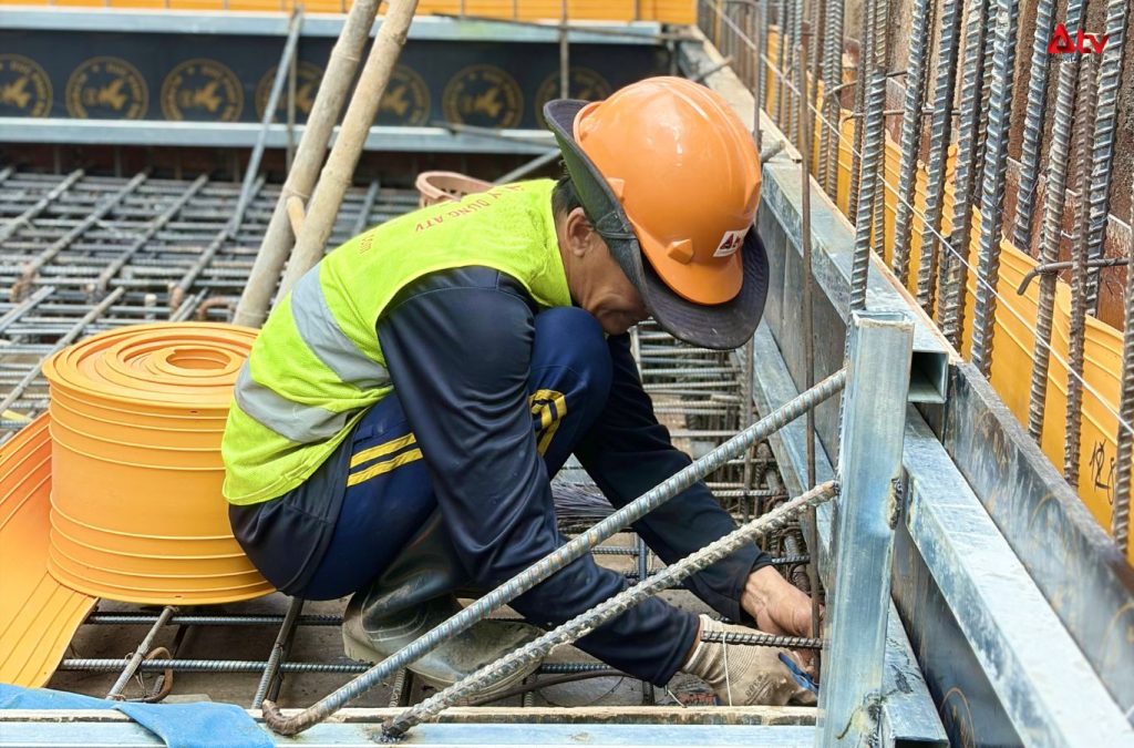 Dưới nắng mưa, những người thợ lặng thầm dựng xây từng công trình