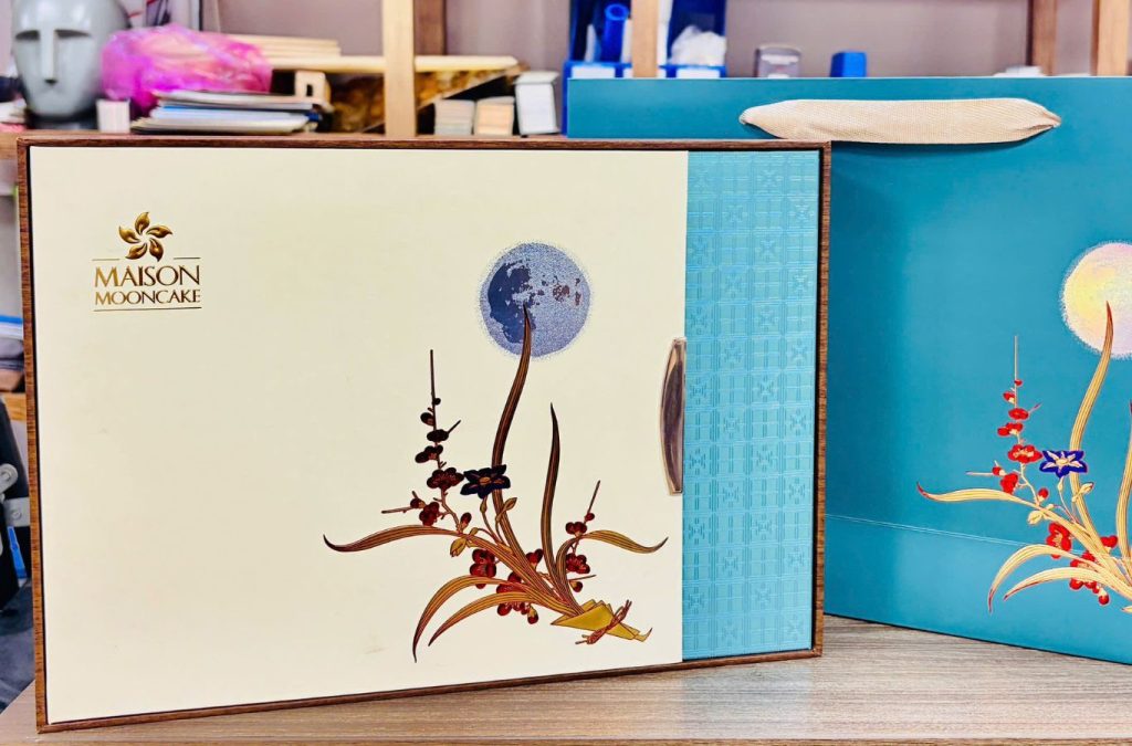 Một chiếc bánh nhỏ, mang theo niềm vui lớn về với mái ấm gia đình