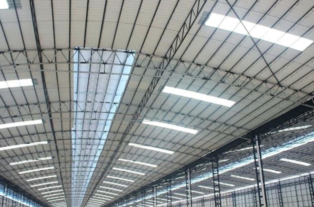 Tận dụng ánh sáng và thông gió tự nhiên giúp giảm chi phí điện trong suốt vòng đời xưởng