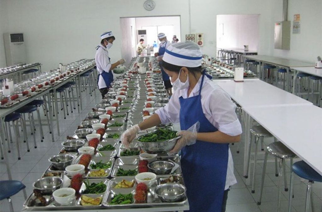 Nhà ăn cần được bố trí phù hợp với quy mô nhân sự và số ca làm việc