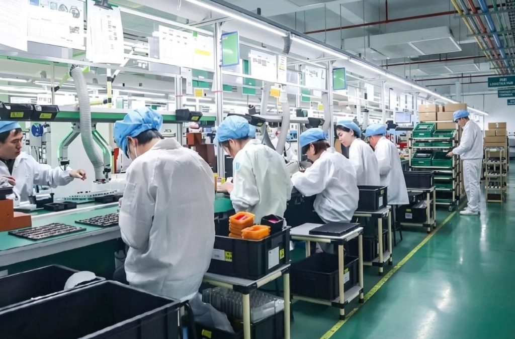 Nhà xưởng điện tử cần kiểm soát bụi bẩn và độ ẩm để đảm bảo chất lượng sản phẩm
